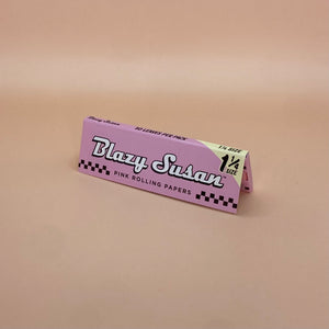 Pink Blazy Susan Rolling Papers - 1 1/4 Size